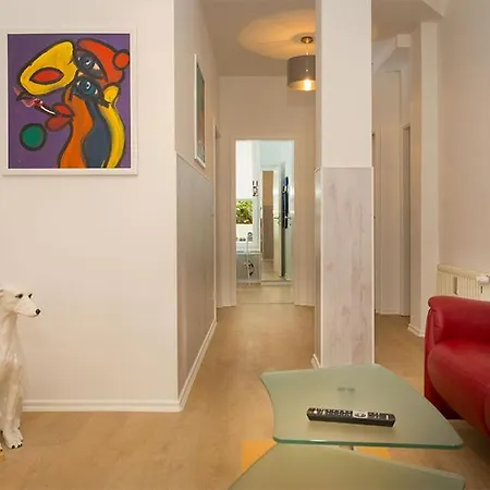 H&h Im Herzen Der Stadt In Der Lange Strasse Geraeumig Ruhig Mit Kueche Und Esstisch شقة