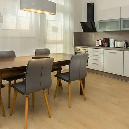 H&h Im Herzen Der Stadt In Der Lange Strasse Geraeumig Ruhig Mit Kueche Und Esstisch جرايفسفالد