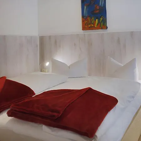 H&h Im Herzen Der Stadt In Der Lange Strasse Geraeumig Ruhig Mit Kueche Und Esstisch