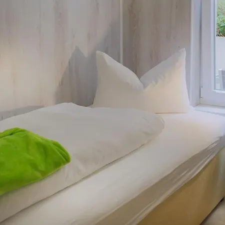 H&h Im Herzen Der Stadt In Der Lange Strasse Geraeumig Ruhig Mit Kueche Und Esstisch شقة