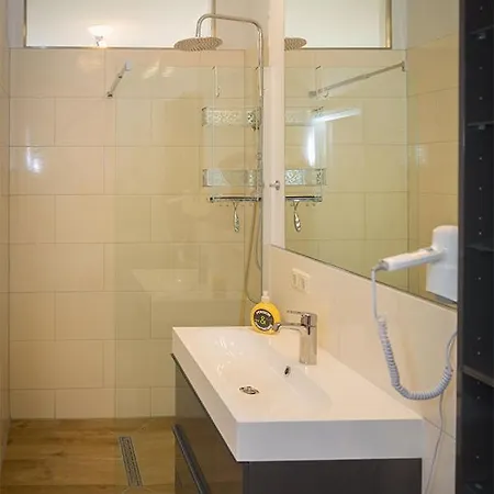 شقة H&h Im Herzen Der Stadt In Der Lange Strasse Geraeumig Ruhig Mit Kueche Und Esstisch *