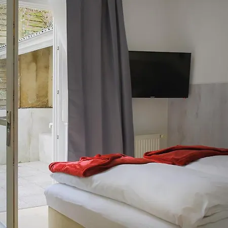 H&h Im Herzen Der Stadt In Der Lange Strasse Geraeumig Ruhig Mit Kueche Und Esstisch جرايفسفالد