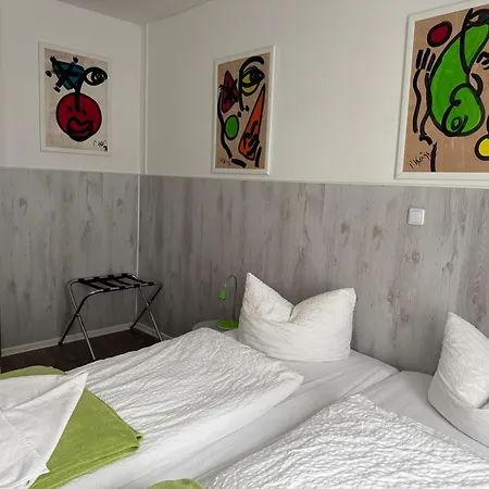 H&h Im Herzen Der Stadt In Der Lange Strasse Geraeumig Ruhig Mit Kueche Und Esstisch شقة