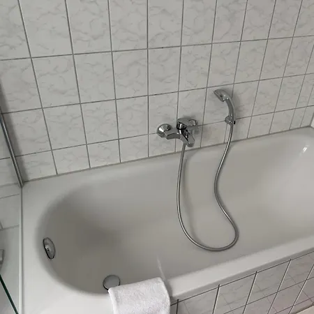 Appartamento H&h Im Herzen Der Stadt In Der Lange Strasse Geraeumig Ruhig Mit Kueche Und Esstisch *