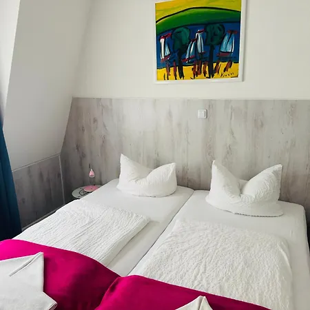H&h Im Herzen Der Stadt In Der Lange Strasse Geraeumig Ruhig Mit Kueche Und Esstisch